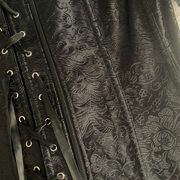 LARGE Gothic Lace and Satin Black Corset - Picture 9 of 11